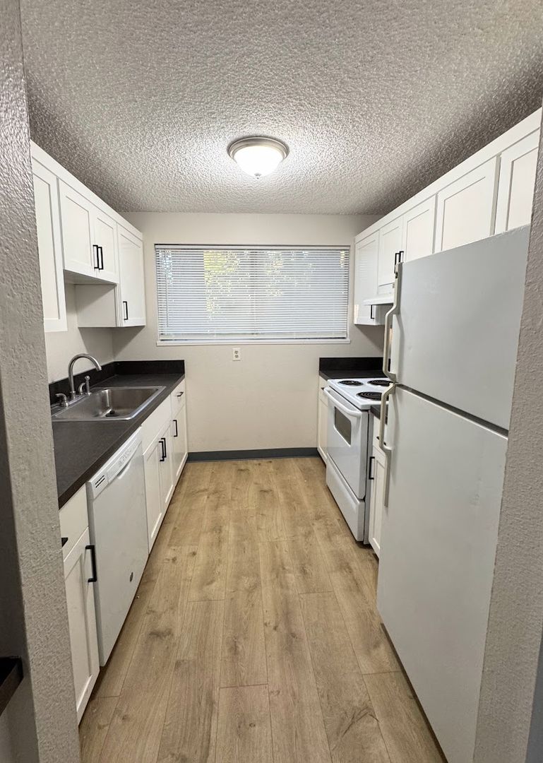 Gladstone Townhome: 17788 Webster Road