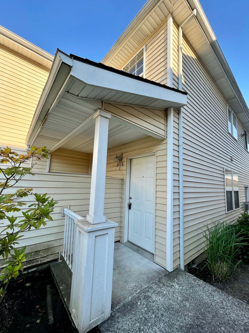 Portland Townhome: 8516 NE Knott Street