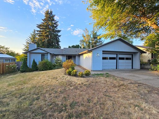 Lovely 3 Bedroom, 2 Bath House with 2 Car Garage – photo 1