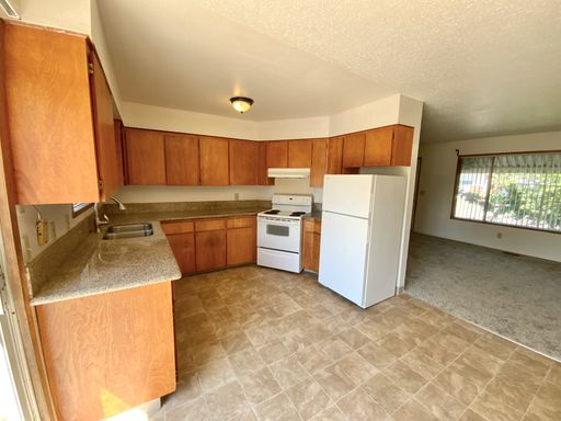 Nice 2 Bed, 1 Bath Apartment with Garage – photo 1