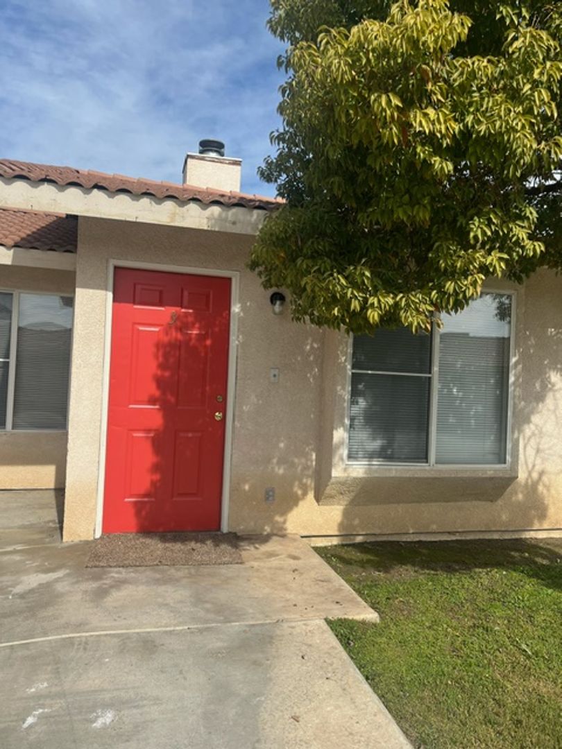 Bakersfield Apartment: 1218 Reddick Ln #3