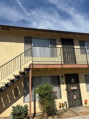 2323 Chester Ln. #16 - Upstairs Apartment – photo 1