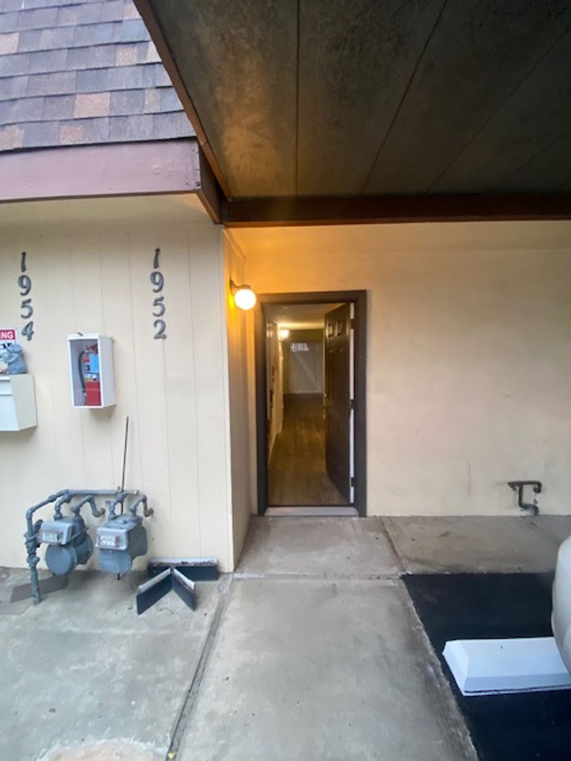 Bakersfield Apartment: 1952 Stine Rd