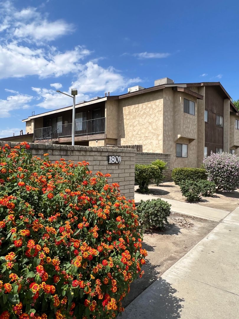 Bakersfield Apartment: 1801 S. Real Rd #03