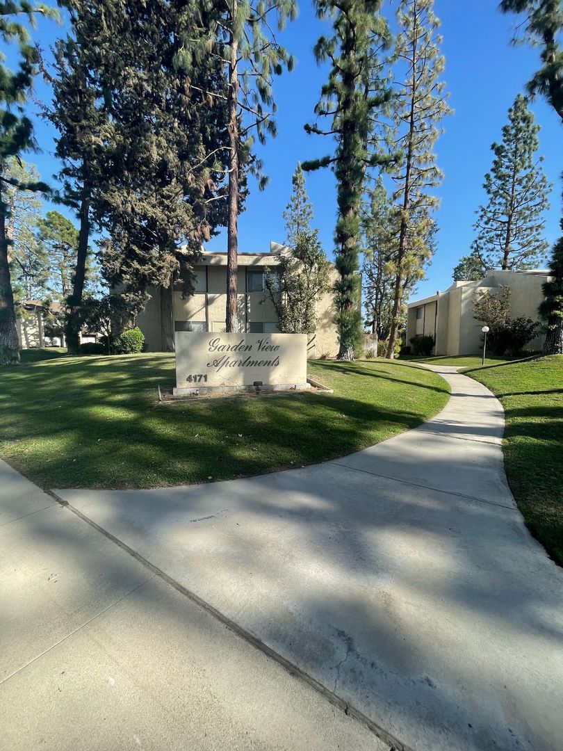 Bakersfield Apartment: 4171 California Ave #08