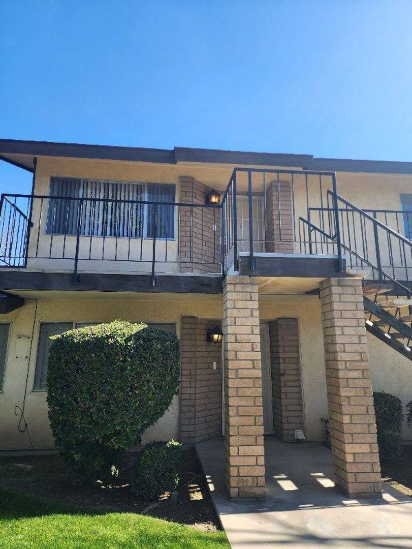Bakersfield Apartment: 5101 Appleblossom Dr.  #06