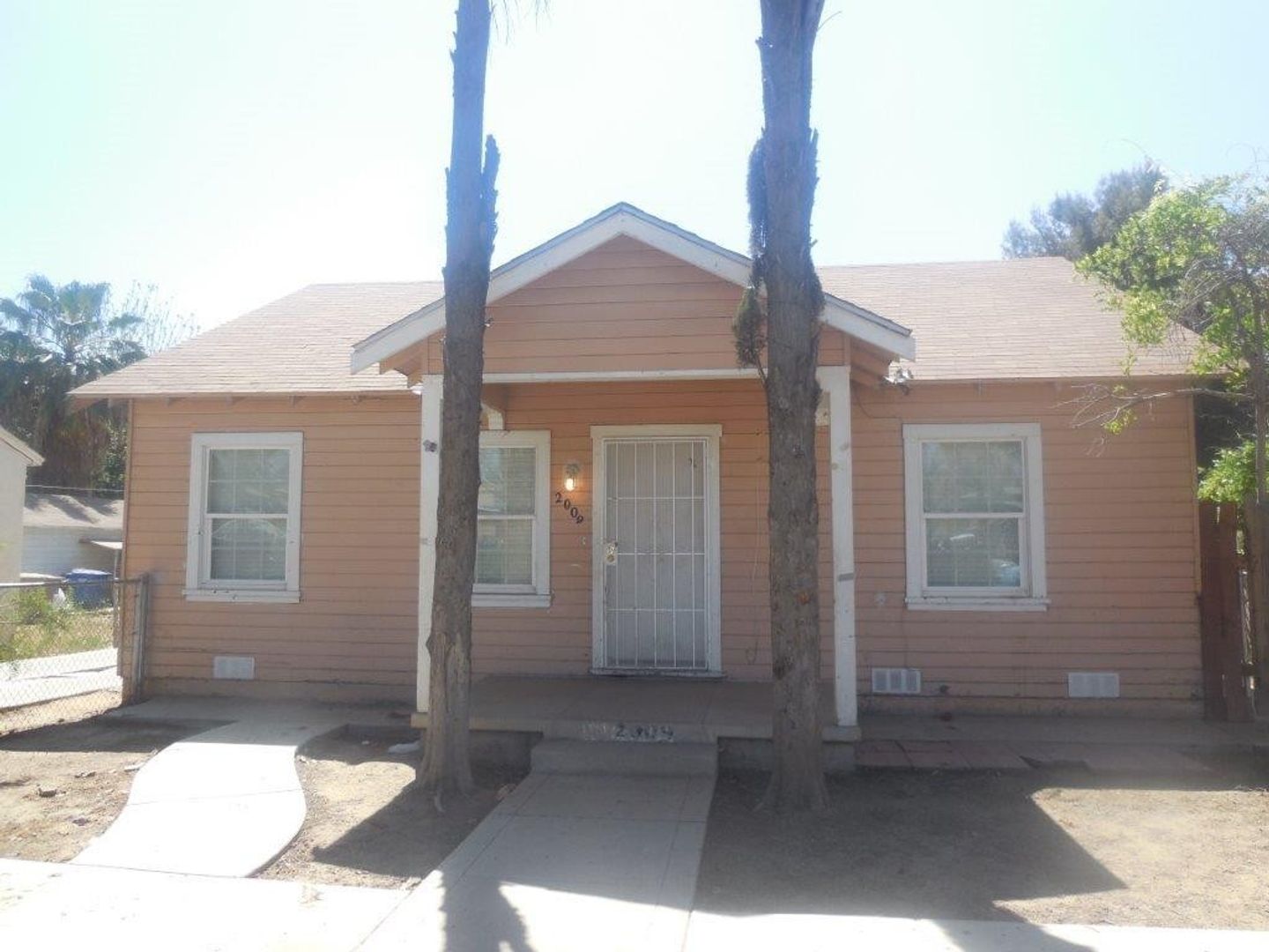 Bakersfield Apartment: 2009 Oregon St