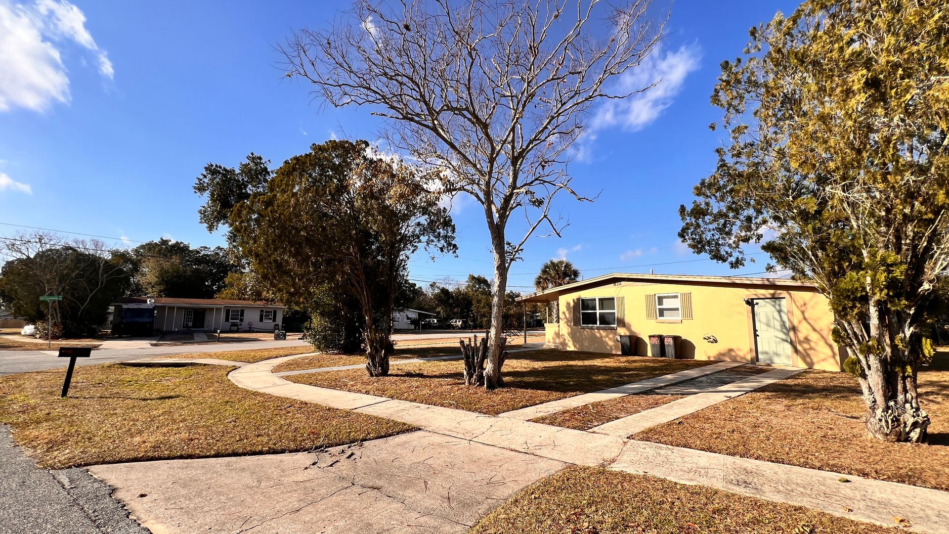 Deltona House: 832 Rockhill St