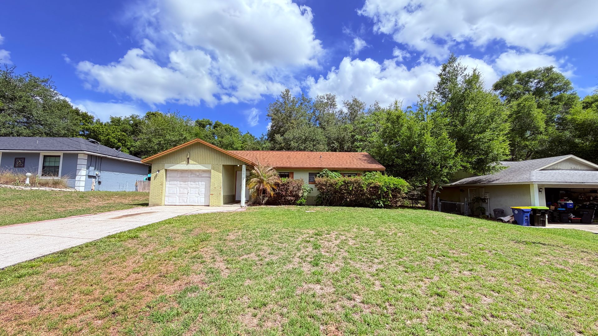 Minneola House: 104 E Osceola St
