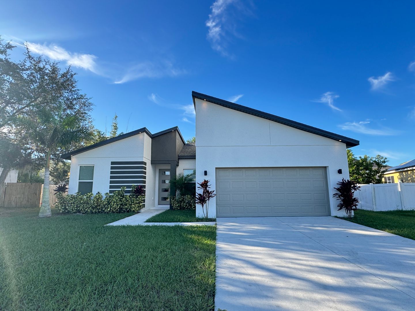 Poinciana House: 304 Big Sioux Lane