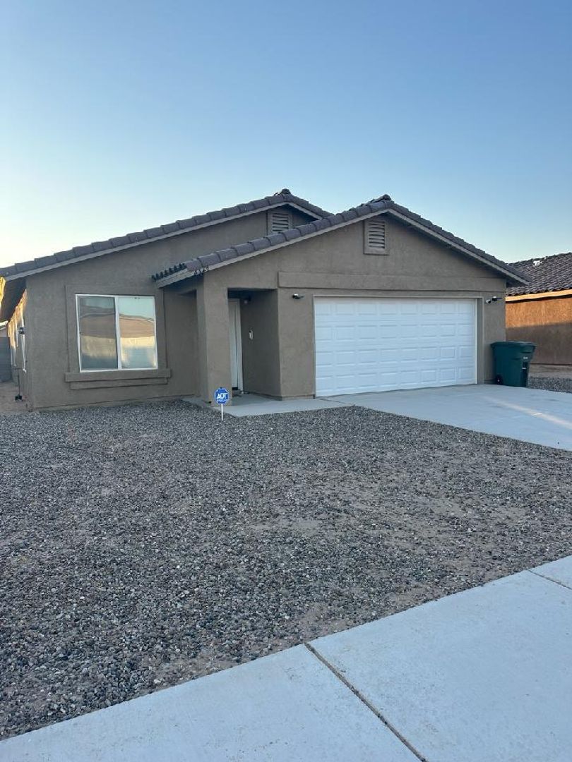 Yuma House: 4447 S Buckthorn Dr