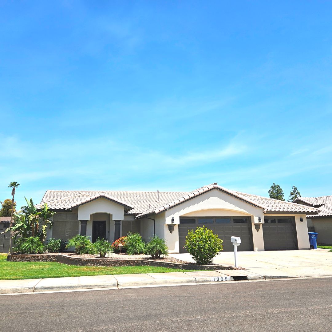 Yuma House: 1325 S 28th Dr