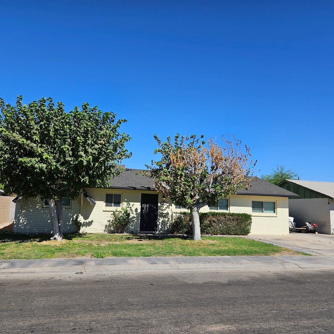 Yuma House: 920 E 26th Pl
