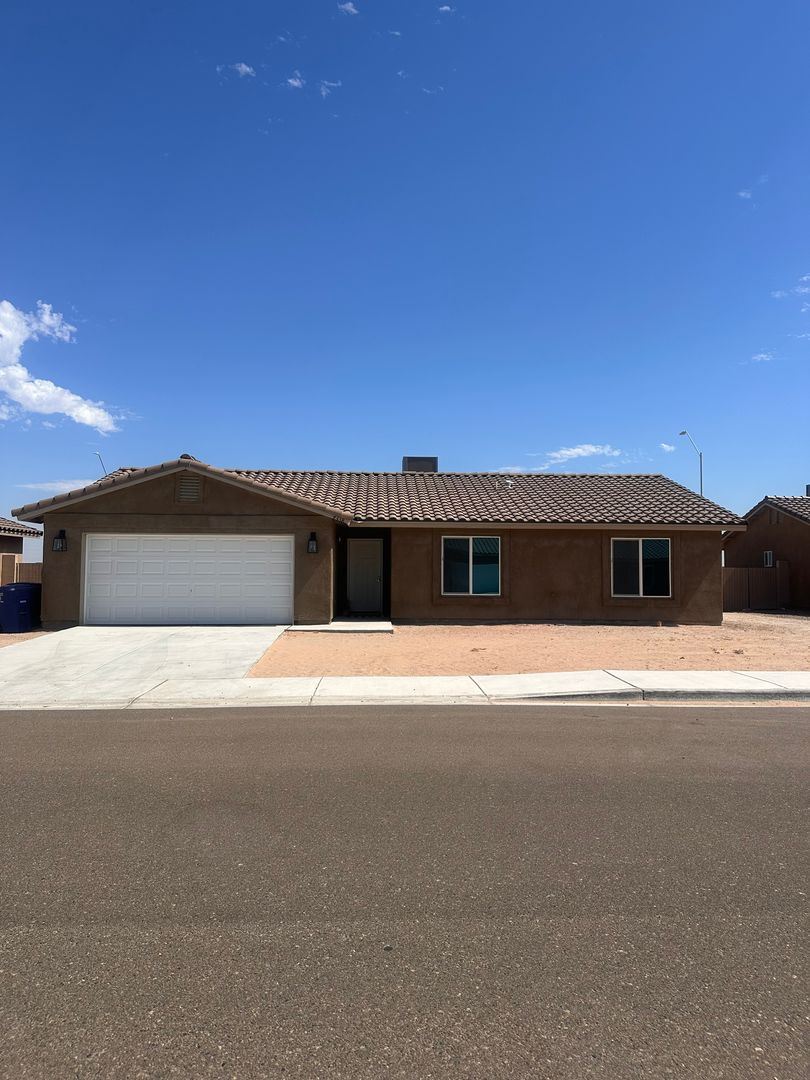 Yuma House: 7338 E 44th Pl