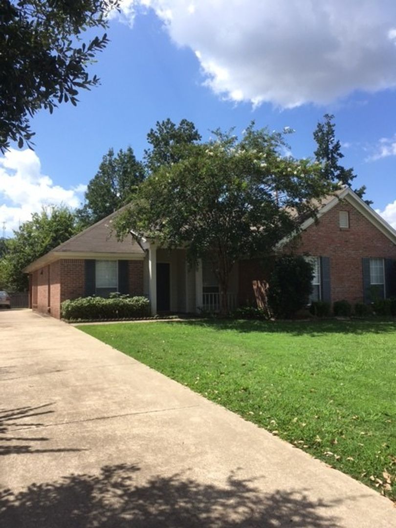 Montgomery House: 618 Ridge Park Dr