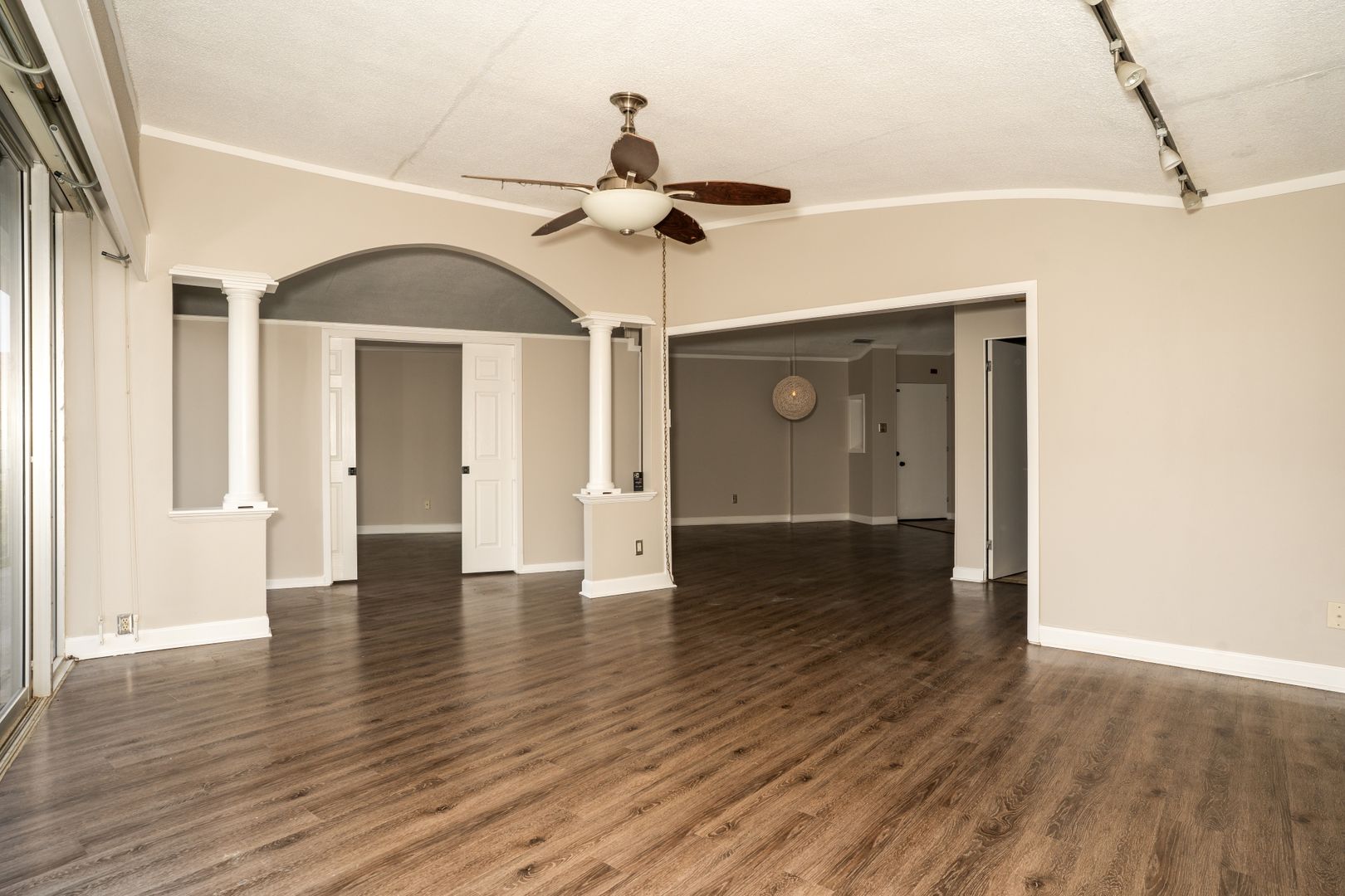 823 S Water St APT 5F, Corpus Christi, TX 78401 2 of 12