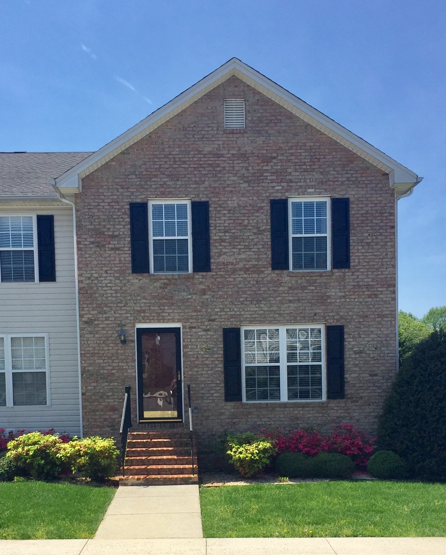 Forest House: 1040 Middleview Dr