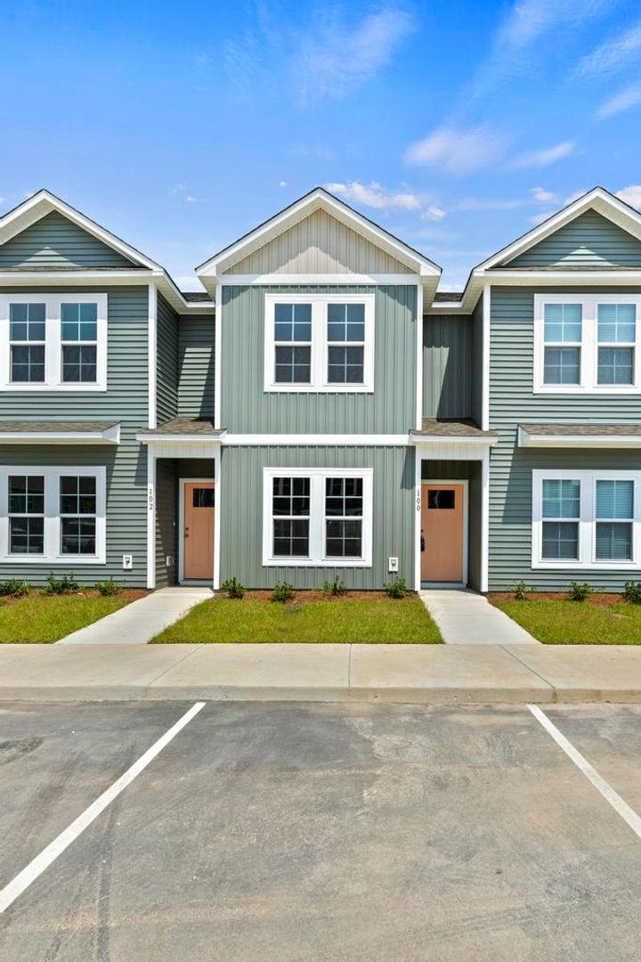 Hubert Townhome: 100 Loren Rd