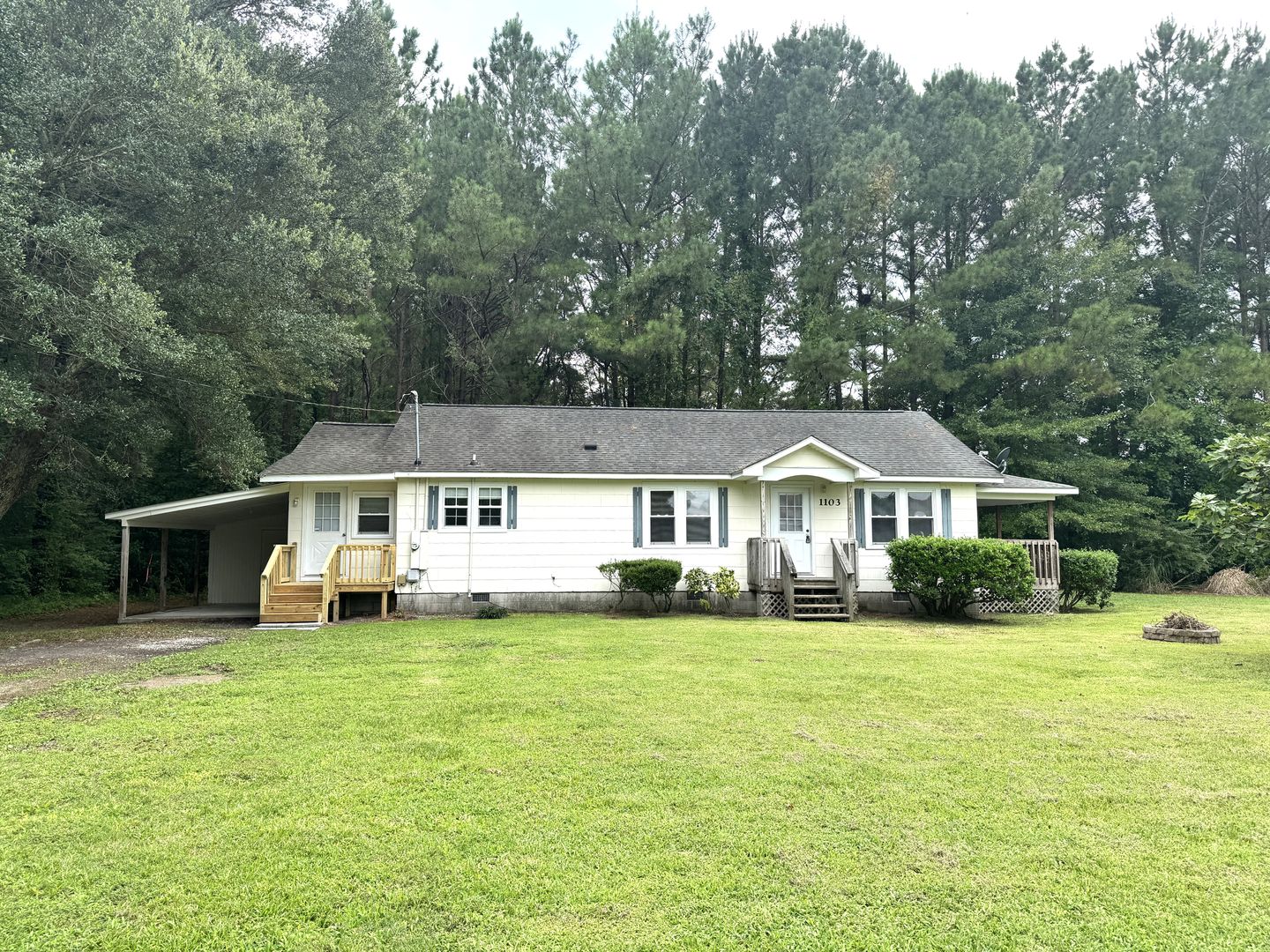 Jacksonville House: 1103 Onslow Pines Rd