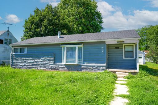 Gorgeous 3 bed/2 bath ranch w/ 2 car detached garage and tons of extra space! – photo 1