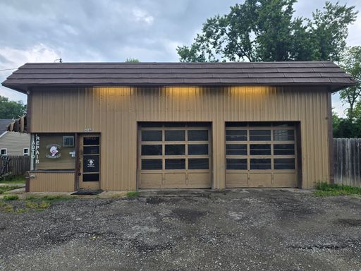 4200 Bluff Road / 1 bedroom 1 bathroom apartment with Auto Body Garage – photo 1