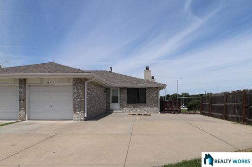 Well-Maintained South Lincoln Townhome – photo 1