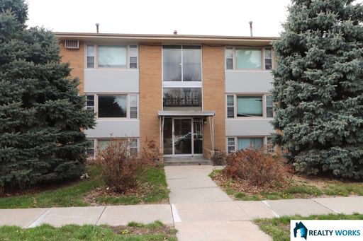 Top Floor Apartment Available! – photo 1