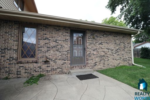 2 Bedroom Main Floor Apartment with Garage – photo 1