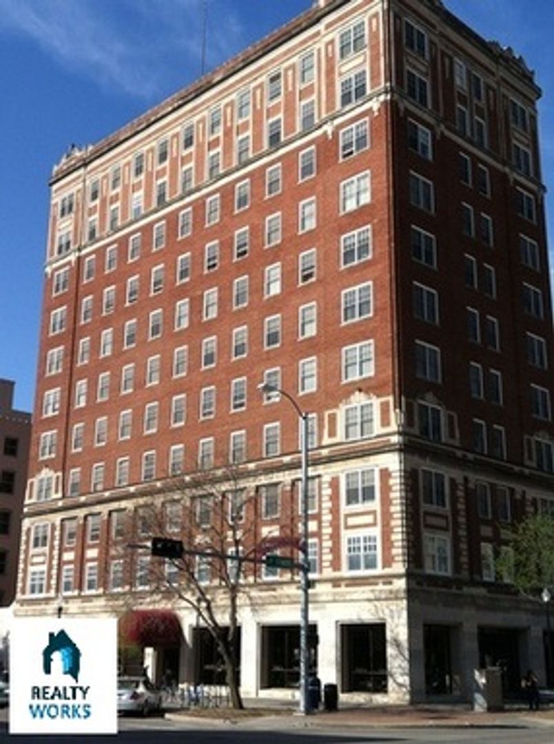 Fall Into a Beautiful 1 Bedroom Apt in the Heart of Downtown!