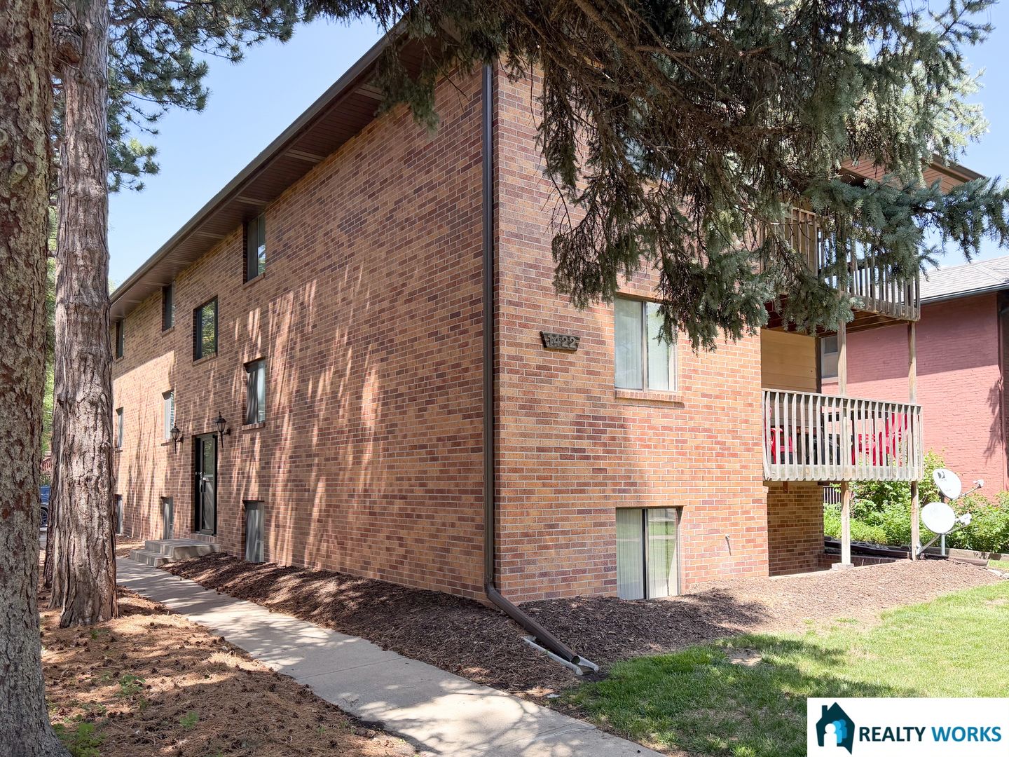 Lincoln Apartment: 1422 A St