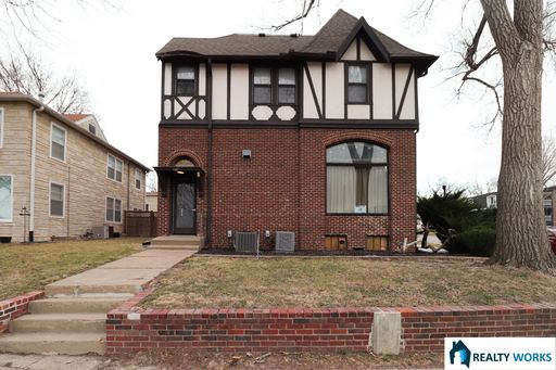 Charming Studio with Hardwood Floors & Natural Light