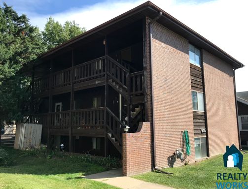 Upper Level 2 Bedroom Apartment – photo 1