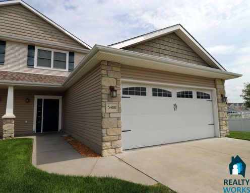 Large 3 Bedroom Townhome – photo 1