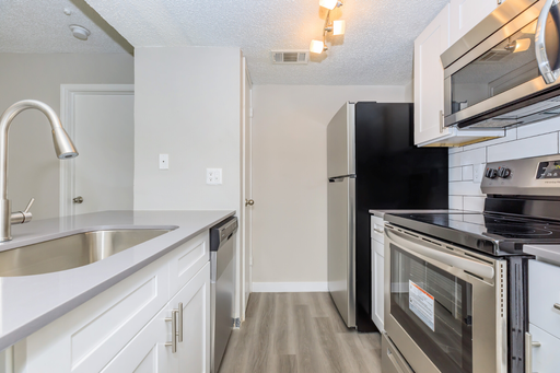 4 Weeks Free + No Admin Fee When you Sign a 12-Month Lease! *Limitations apply. – photo 1