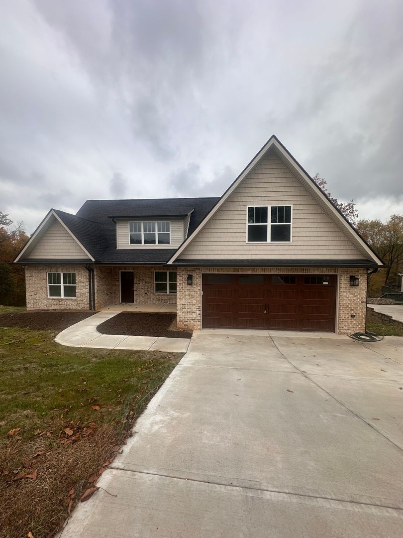 Clinton House: 101 Blossom Ln