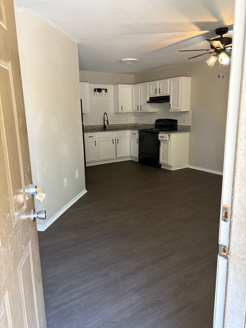 Springdale Apartment: 910 Powell St