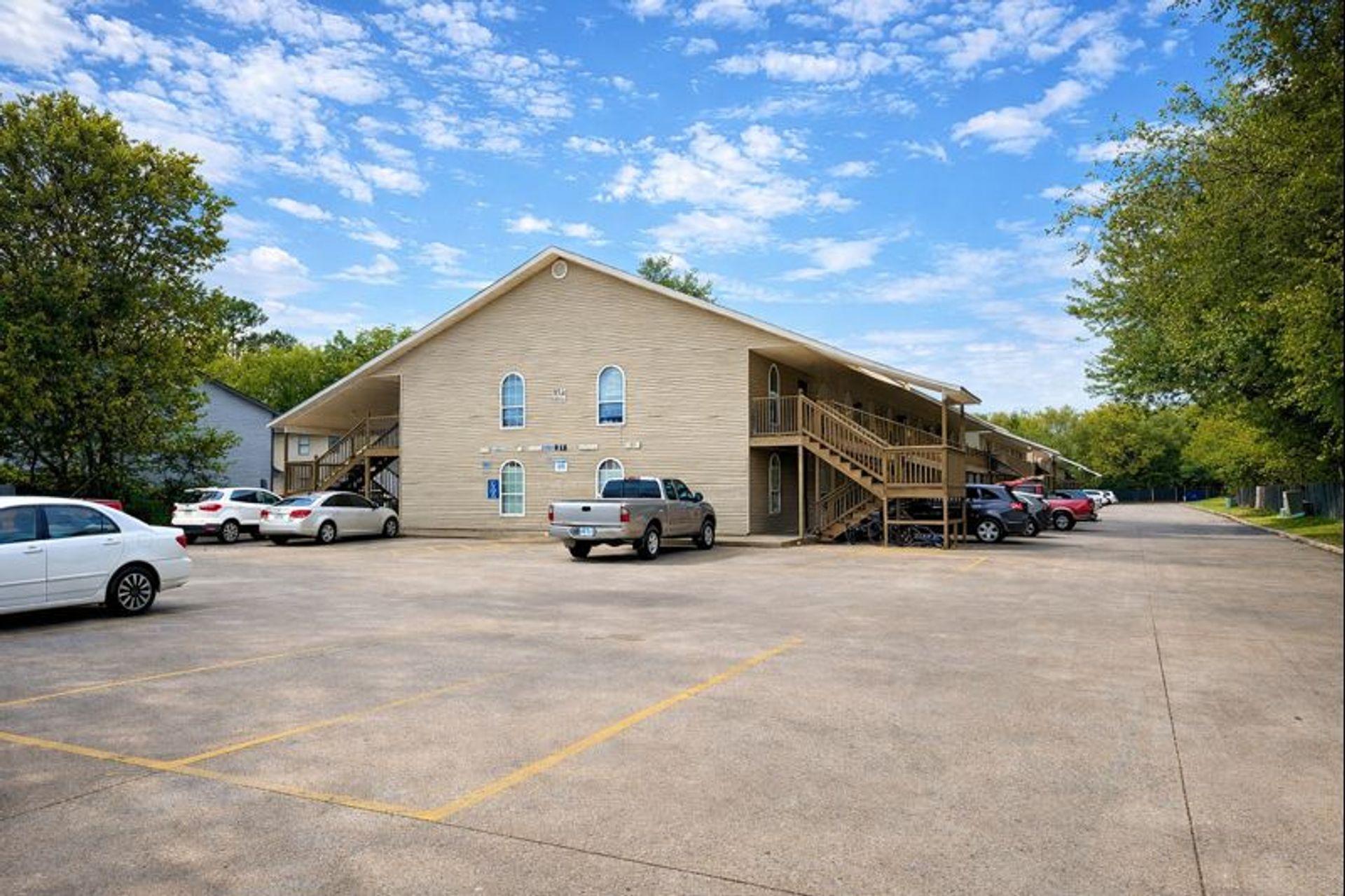 Springdale Apartment: 910 Powell St