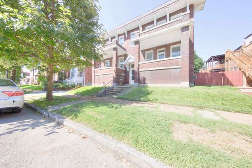 Great layout with this spacious 1 bedroom 1 bath apartment overlooking Tower grove park! – photo 1