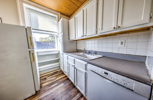 Very Nice 2 bedroom 1 bath unit in great condition with a lot of space on a very good south city block! SPECIAL get $50 credit for first 6 months if you sign a 2 year lease! – photo 1
