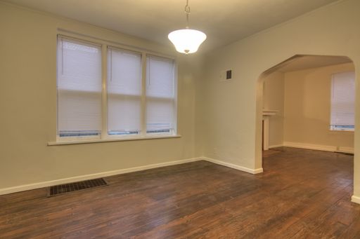 Great updated 2 bedroom 1 bath unit with great layout only available for move in October 10th! – photo 1