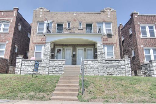 Very nice one bedroom with sunporch off the bedroom and off street parking! – photo 1