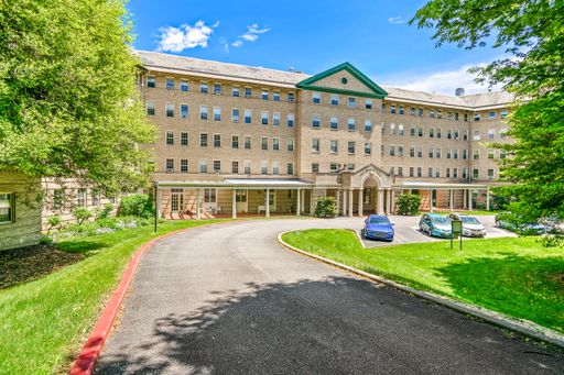 Close to JHU, Rotunda & more makes for convenient living! – photo 1