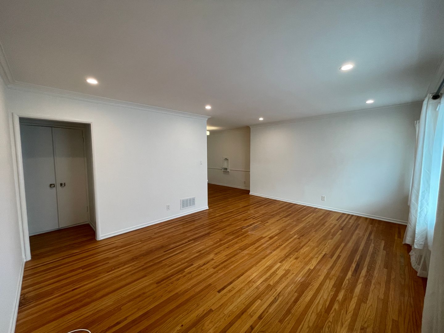 Los Angeles Apartment: 1055 - 1059 Genesee Avenue