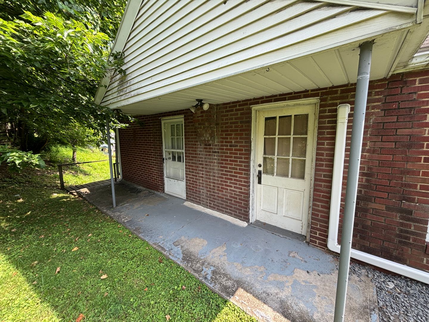 Morgantown House: 13 1/2 Dunkard Avenue