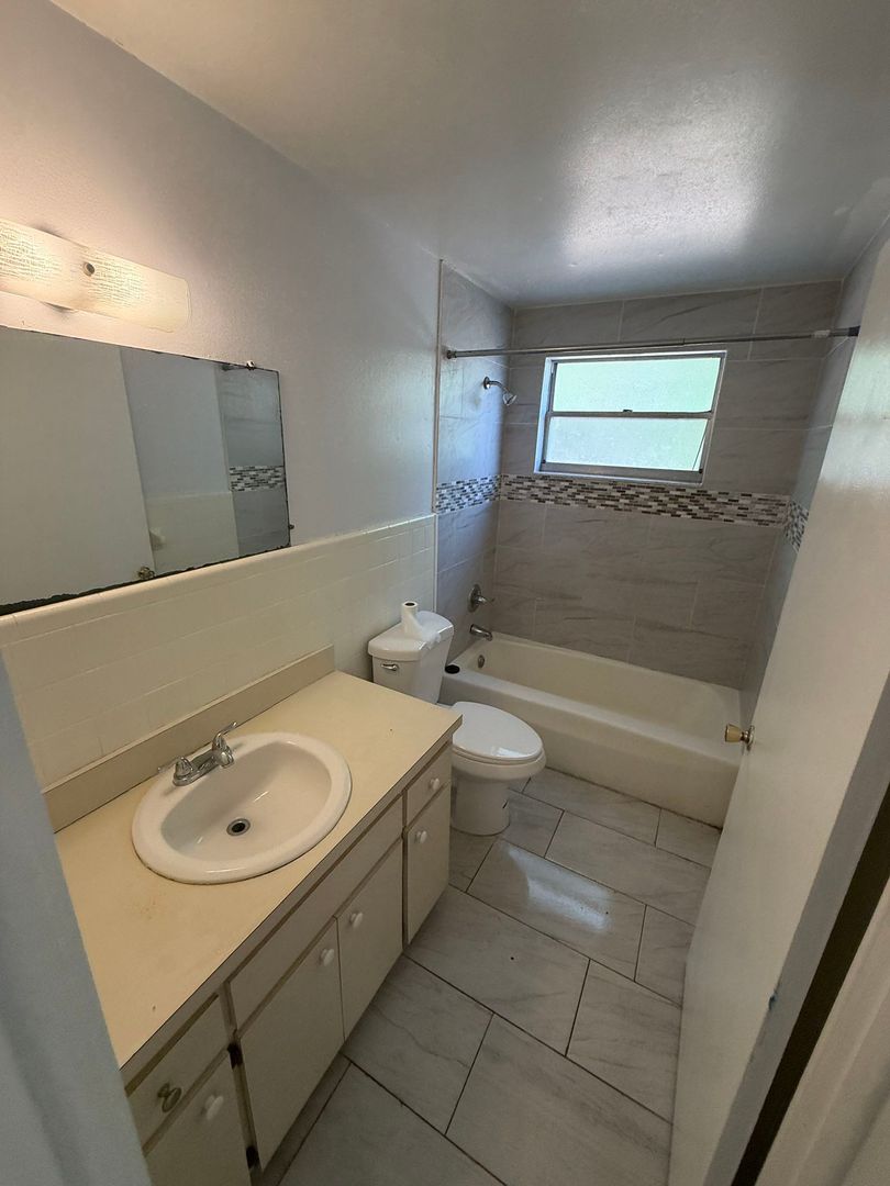 Tampa Apartment: 8105 N Klondyke Street