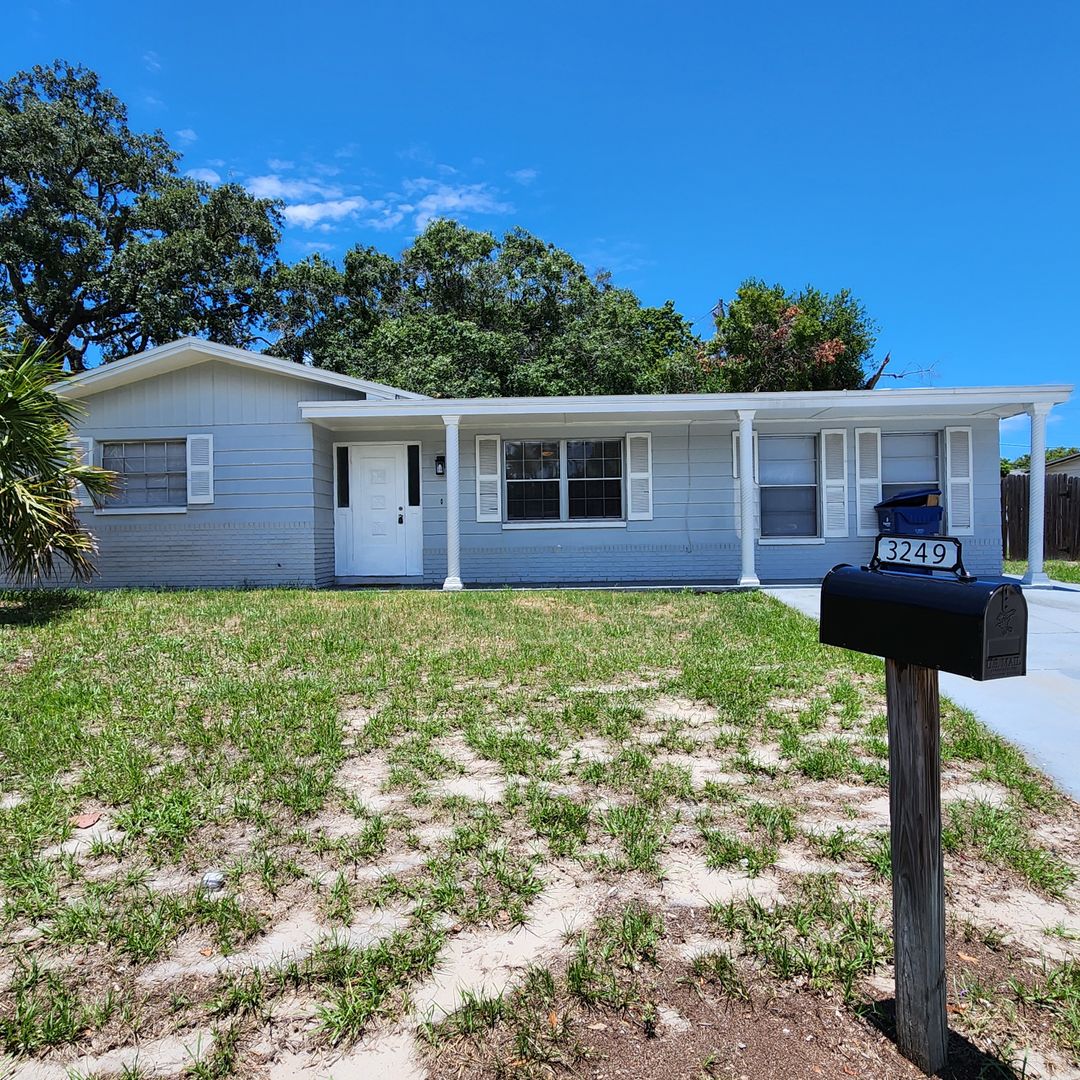 Holiday House: 3249 Pinehurst Drive