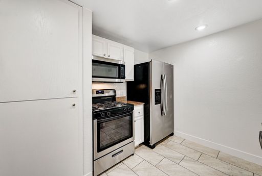 Adorable One Bedroom Walking Distance to Lone Mountain! – photo 1