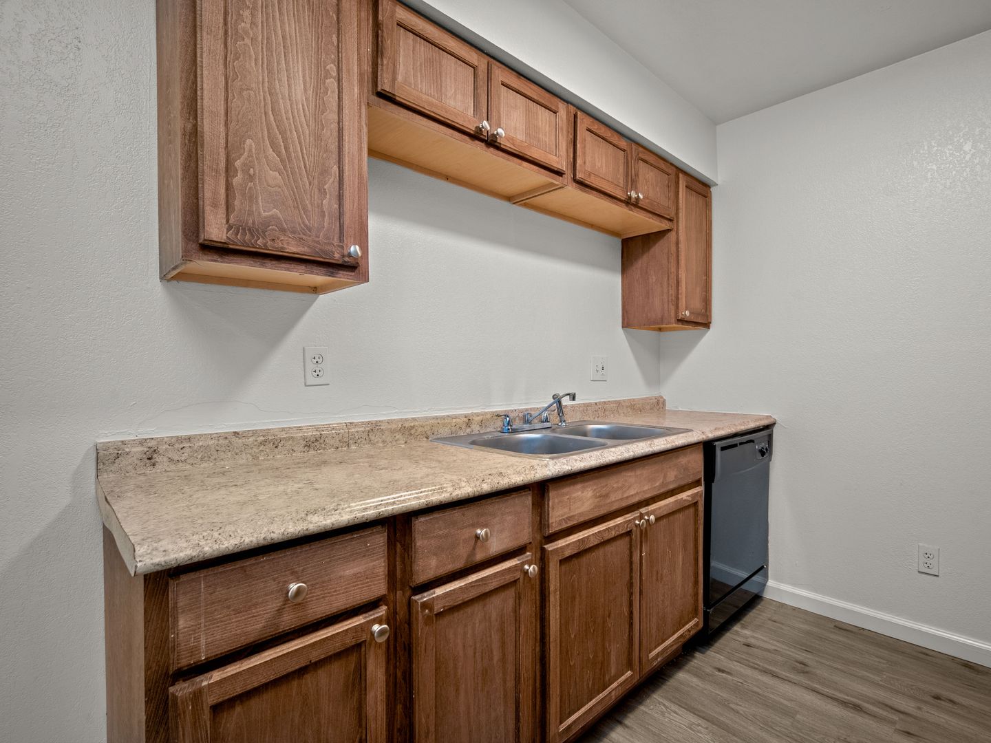 Spacious and Bright 2-Bedroom, Pet Friendly Apartment- Prime Location! 3 of 12