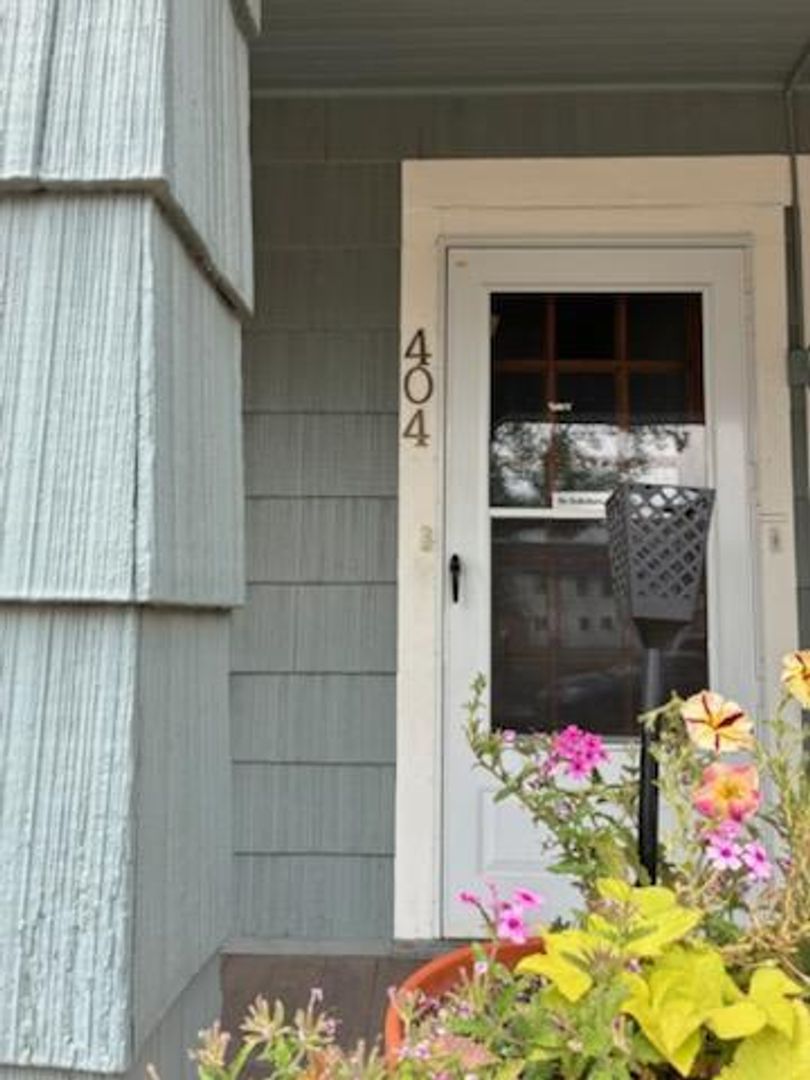 Charming Historic Downtown 3 Bedroom Apartment – All Utilities Included! 4 of 12