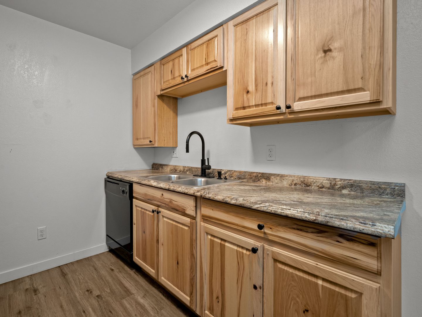 Spacious and Bright 2-Bedroom, Pet Friendly Apartment- Prime Location! 6 of 12